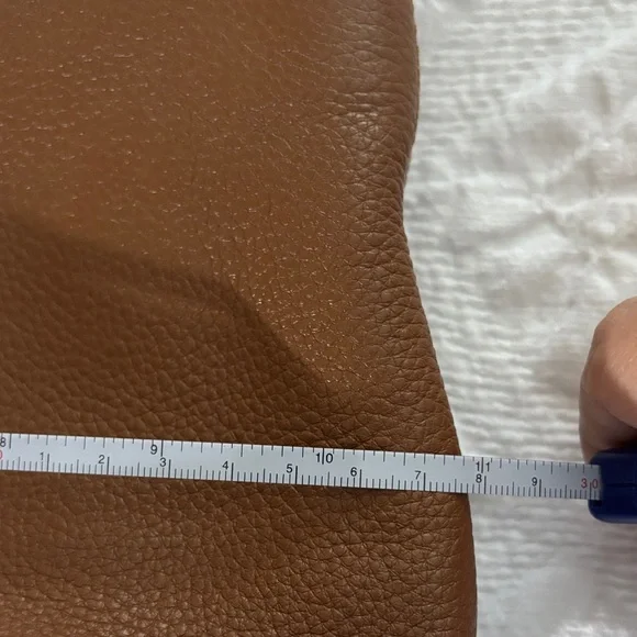 Michael Kors Carmel/ Tan Leather Shoulder Bag with Gold Chain - Picture 9 of 10